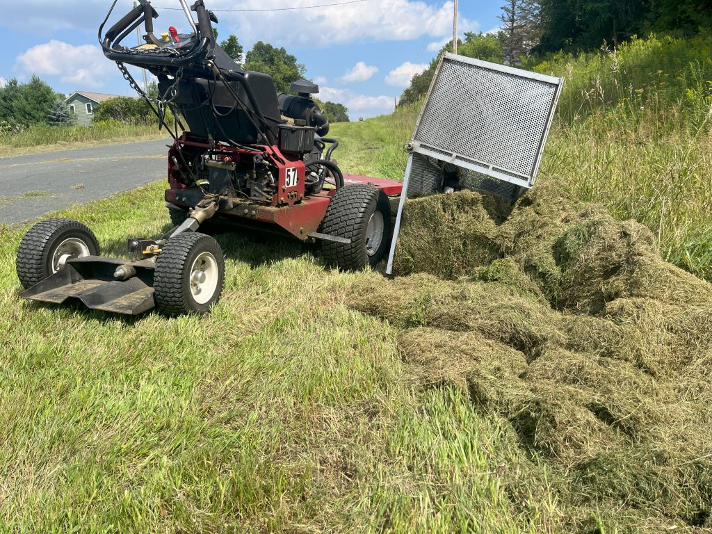 Side Discharge Lawn Mower Grass Collector in Ditch