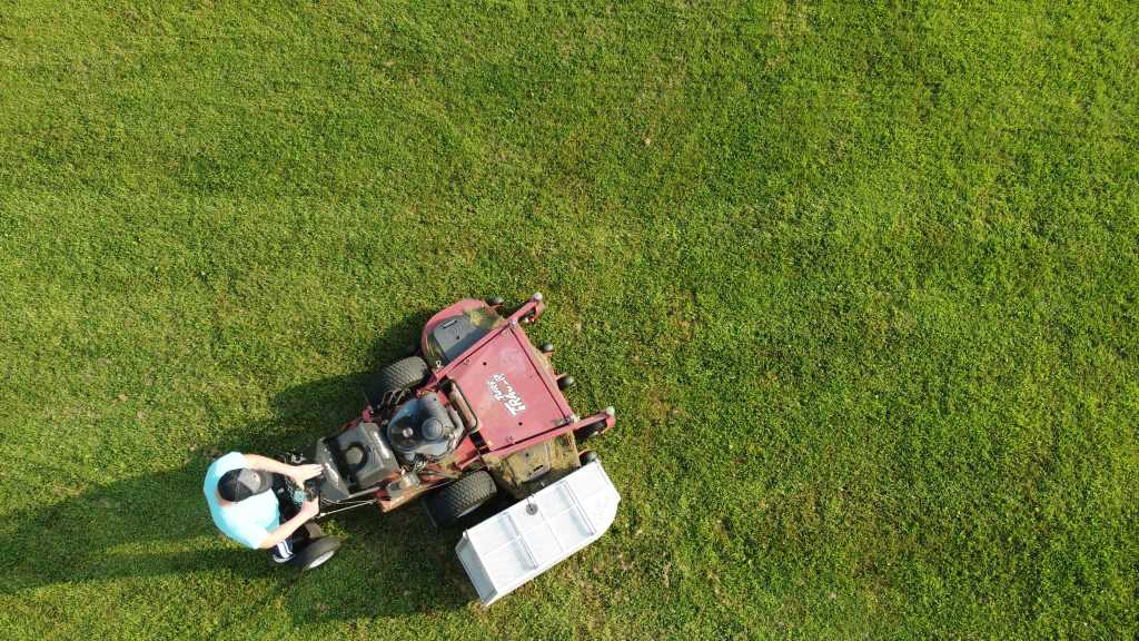 KAGE Katcher clean lawn from above