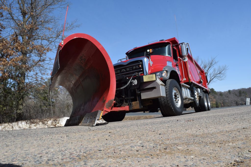 Municipal Dump Trucks of the Top Plowing Speed